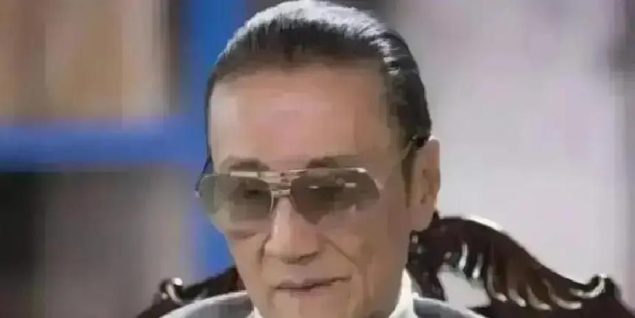 300万片酬砍到一份叉烧饭
 
谢贤在《功夫》里演斧头帮老大，没拿一分钱片酬，只