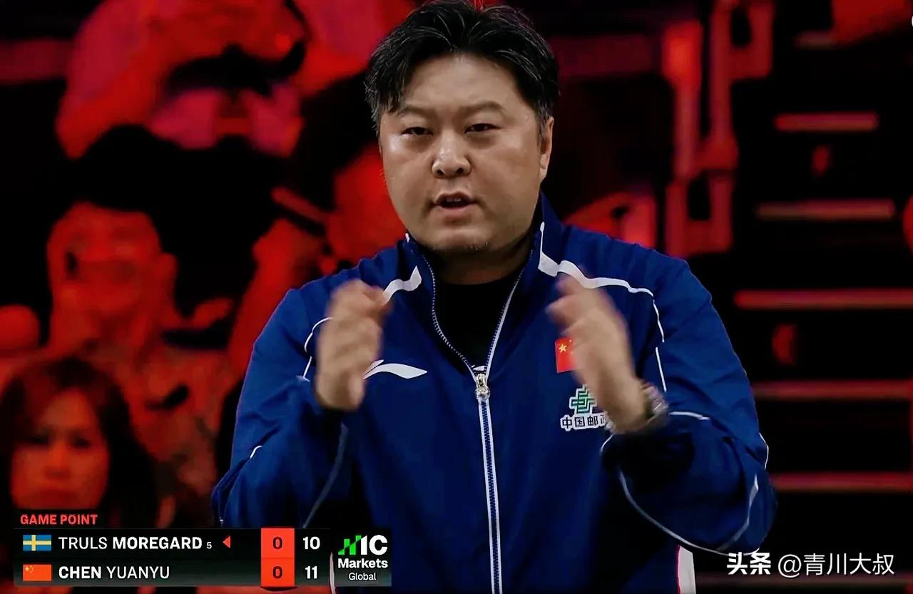 这次新加坡大满贯，让我眼前一亮的不是陈垣宇，而是他的现场教练孙逊！

陈垣宇以前