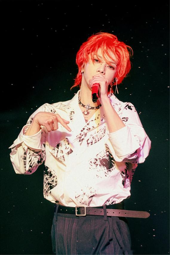 华晨宇 华晨宇重返海口圆梦初心 环环舞台谢幕启航新征程  当夜幕降临，晚上场化身