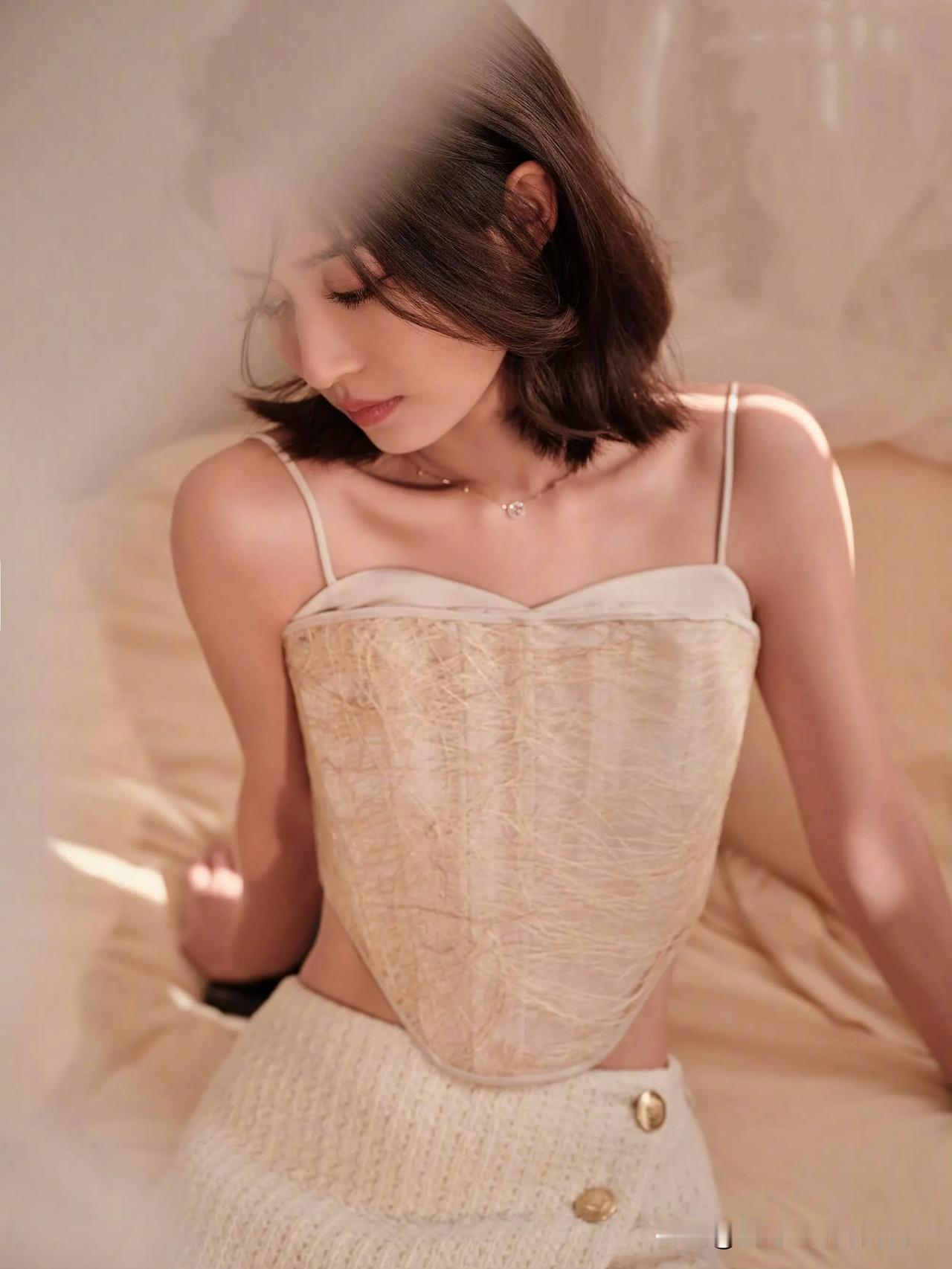 陈钰琪温柔的晨光洒在她的发梢，仿佛时间在这一刻静止🌞💕