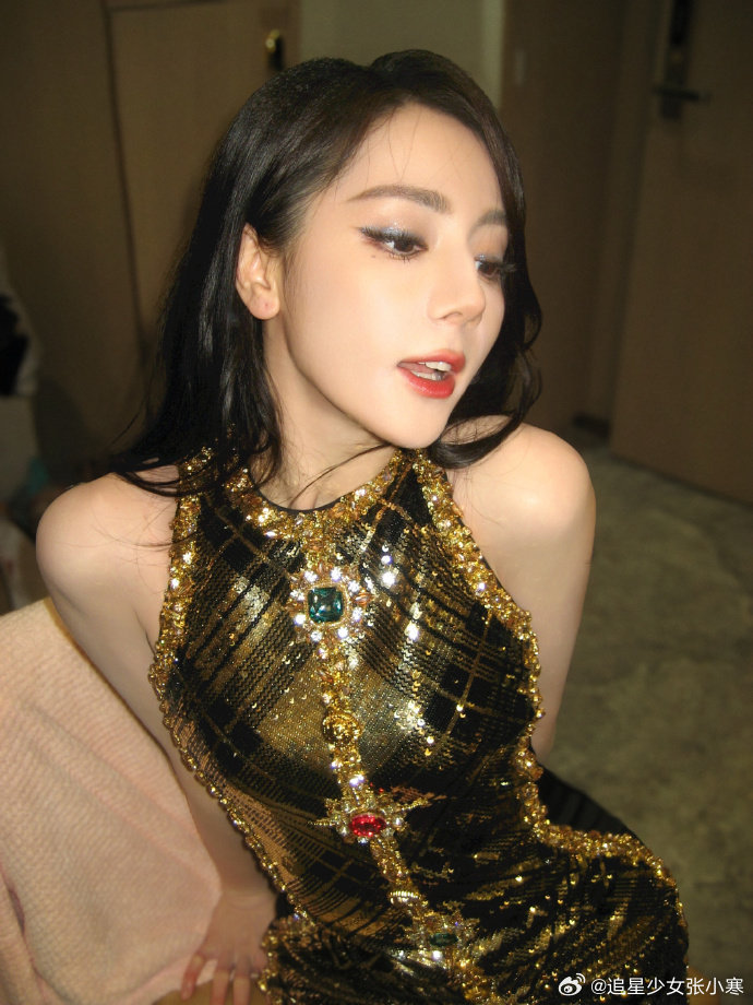 迪丽热巴真S形身材 鎏金碎片是迪丽热巴的限定闪耀，姐美得太超过了吧！鎏金碎片是迪