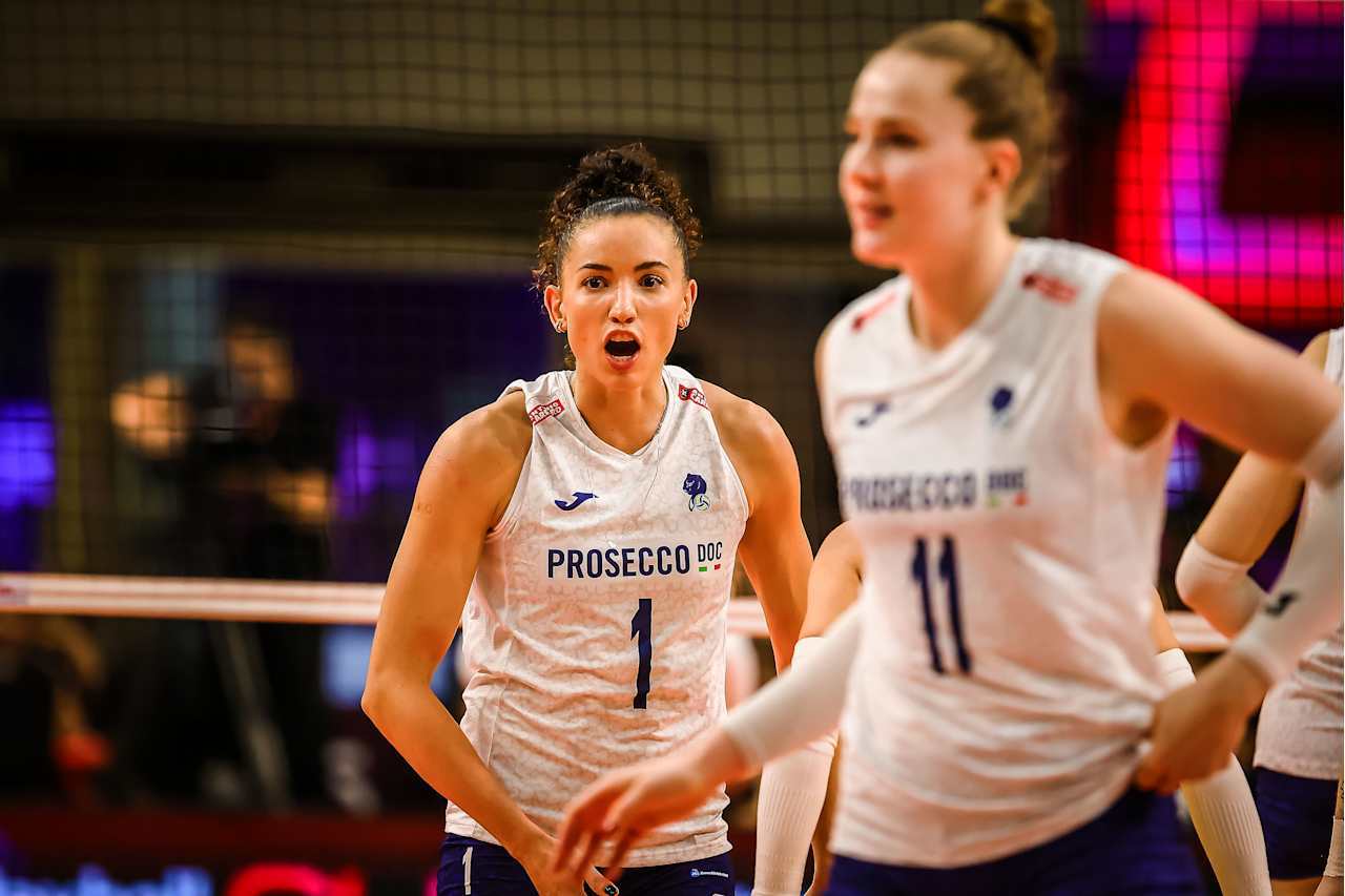 形势严峻！第二局科内利亚诺19-25再丢一局！目前大比分0-2酷落后！刚睡醒，前