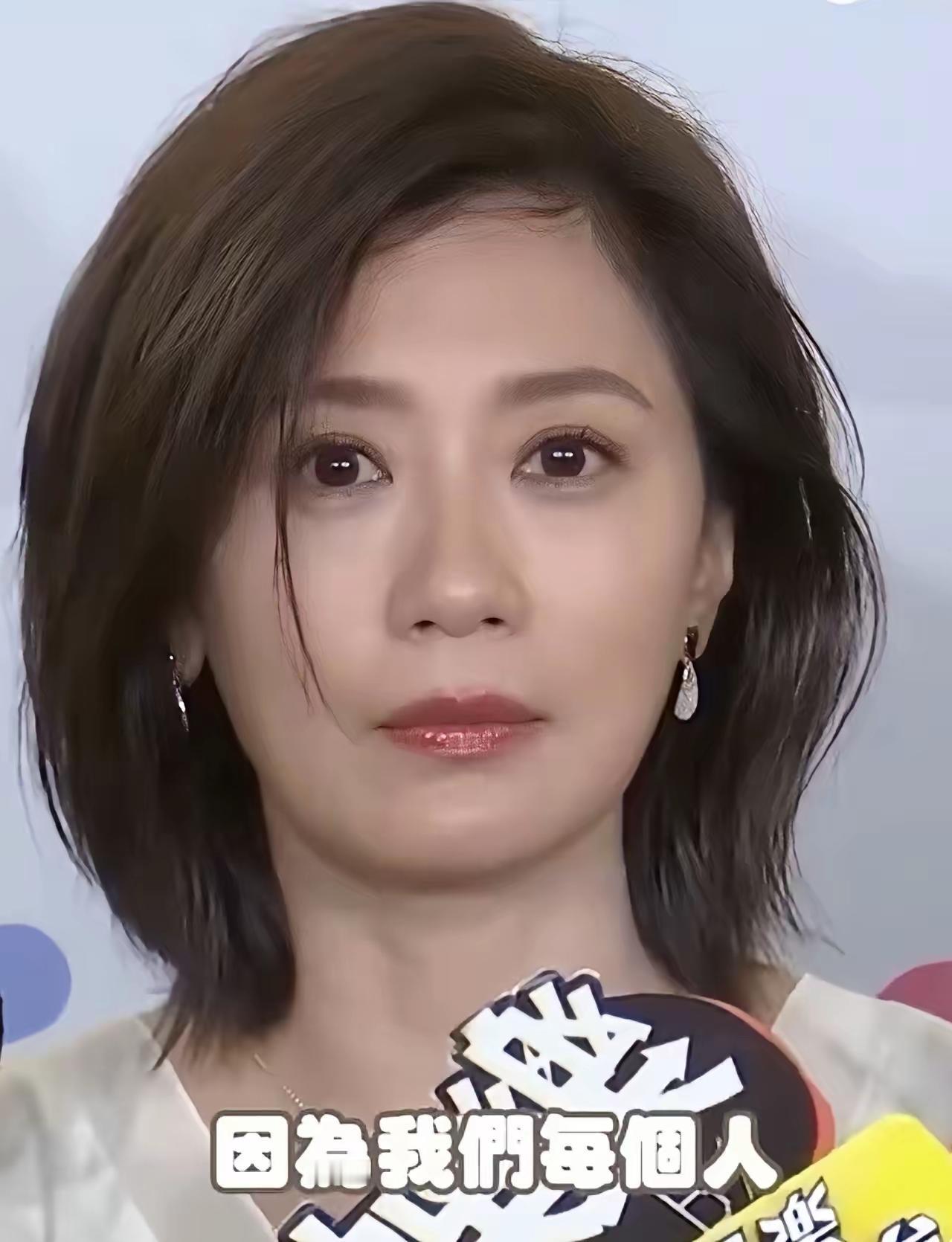 贾静雯这状态，
真的越看越让人费解！
明明都51岁了，可皮肤紧致、眼神清亮，半点