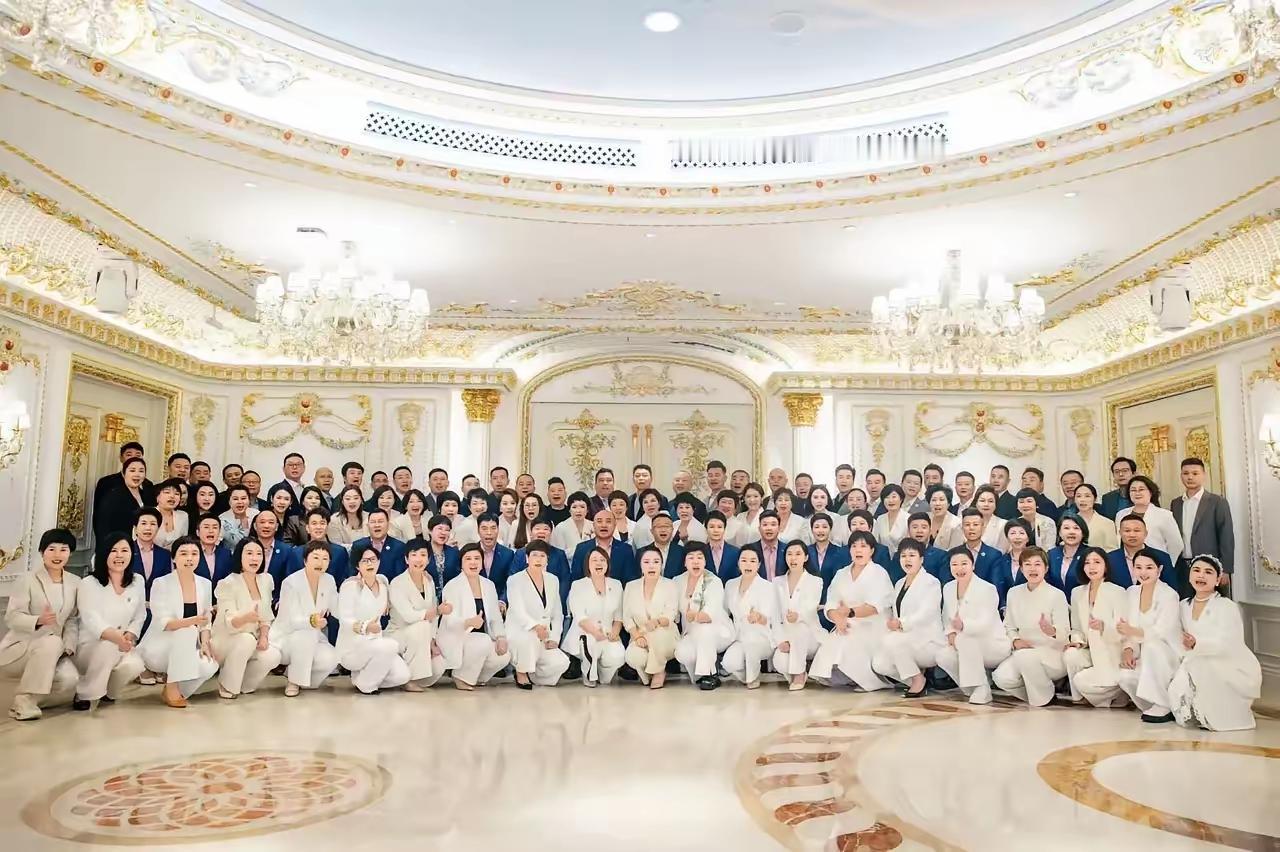 这些人个个都是被叫做“老师”，但是没几个是正经接受过的高等教育，甚至连正经的学历