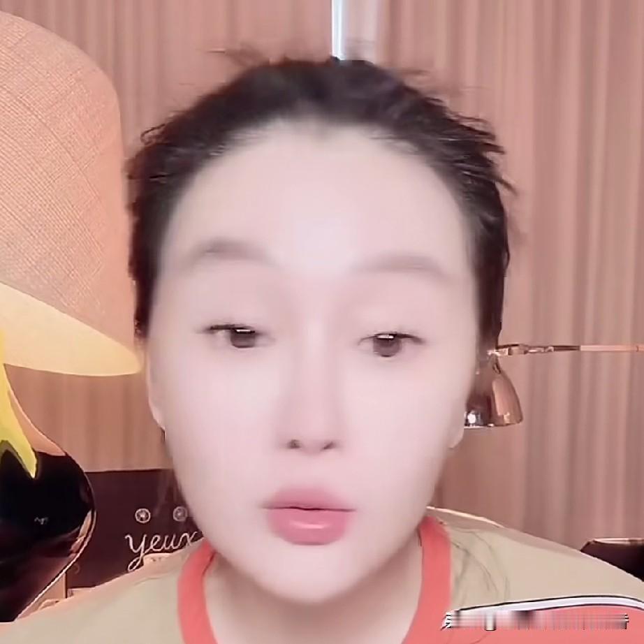 球球真的挺厉害的，她的英语说得相当好，能够全程用英语流利交流。她说小时候妈妈就给