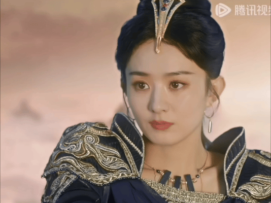 赵丽颖带儿子逛街看展真是个好妈妈，但她还是少女的样子，天生丽质难自弃啊[鼓掌] 