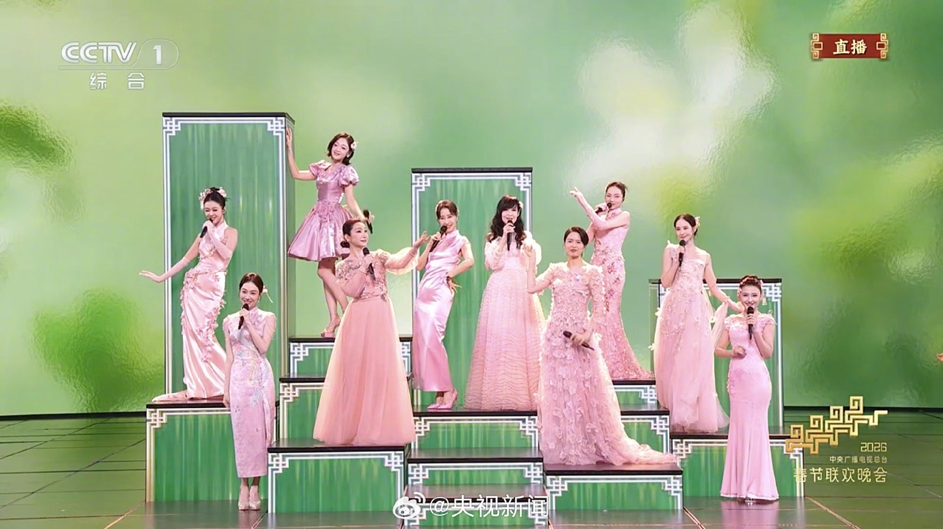 #春晚十美好养眼#【转存“春晚十美”！#马年祝大家十全十美#】屋檐雨落，种子发芽