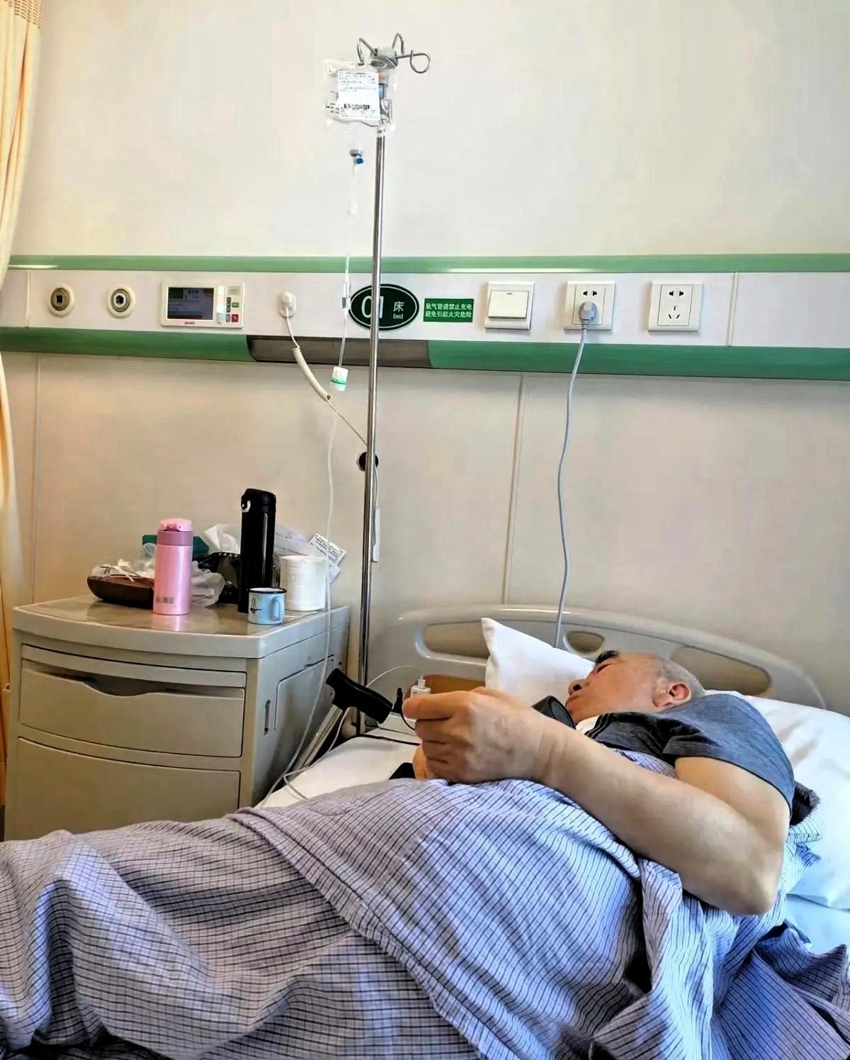 泪目！山东聊城，一位老人在医院疗养，自知时日无多，向儿子提出想喝一碗小米粥。儿子