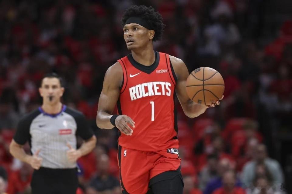 阿门火箭和湖人的比赛，首节双方首发打得很胶着，但是替补轮换上场后小霍乐迪和申京相