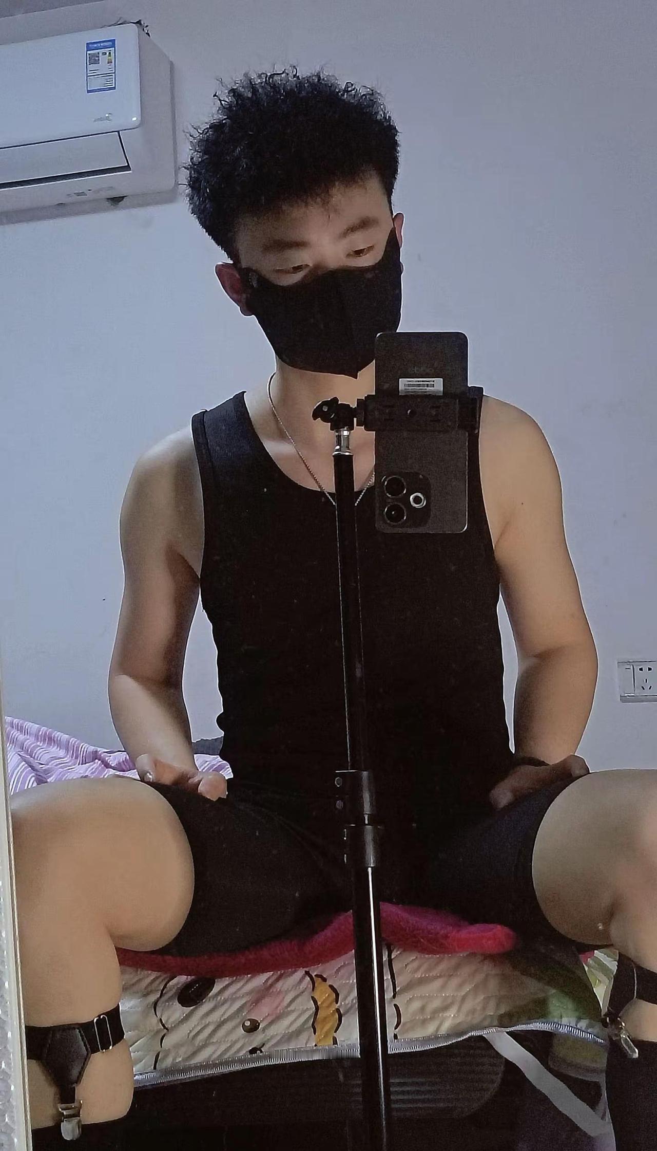 居家肌肉随拍 躺在床上的酷帅时刻 卧床ootd