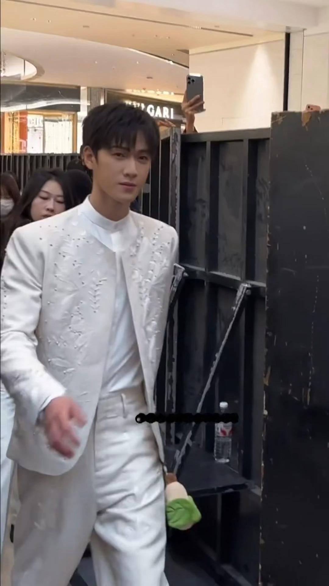 此刻一位白马王子李昀锐正带着帅气缓缓走来