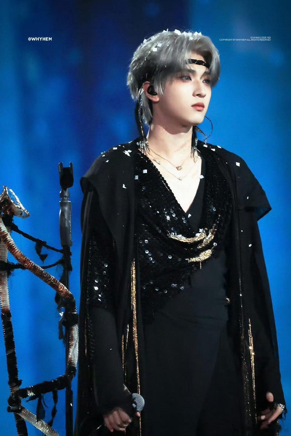 严浩翔新发色太权威了暹罗猫爱心刘海这下搞到真猫咪了🐱尖叫声完全停不下来啊