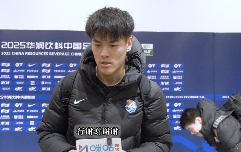 每次孙铭谦，都在混采的时候低着头走，怕进镜头影响到他人。但其实每次都能拍到他。天