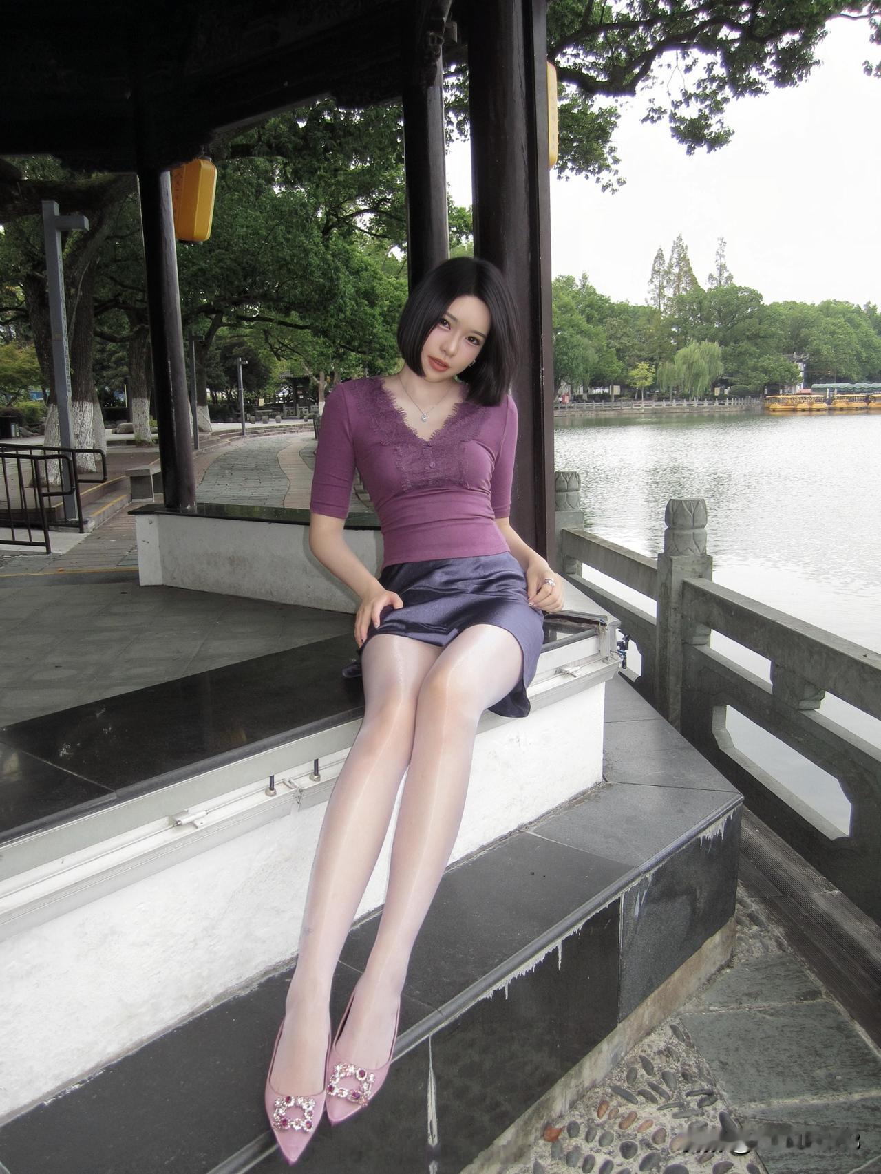 湖畔倚栏思，红袖添香时。