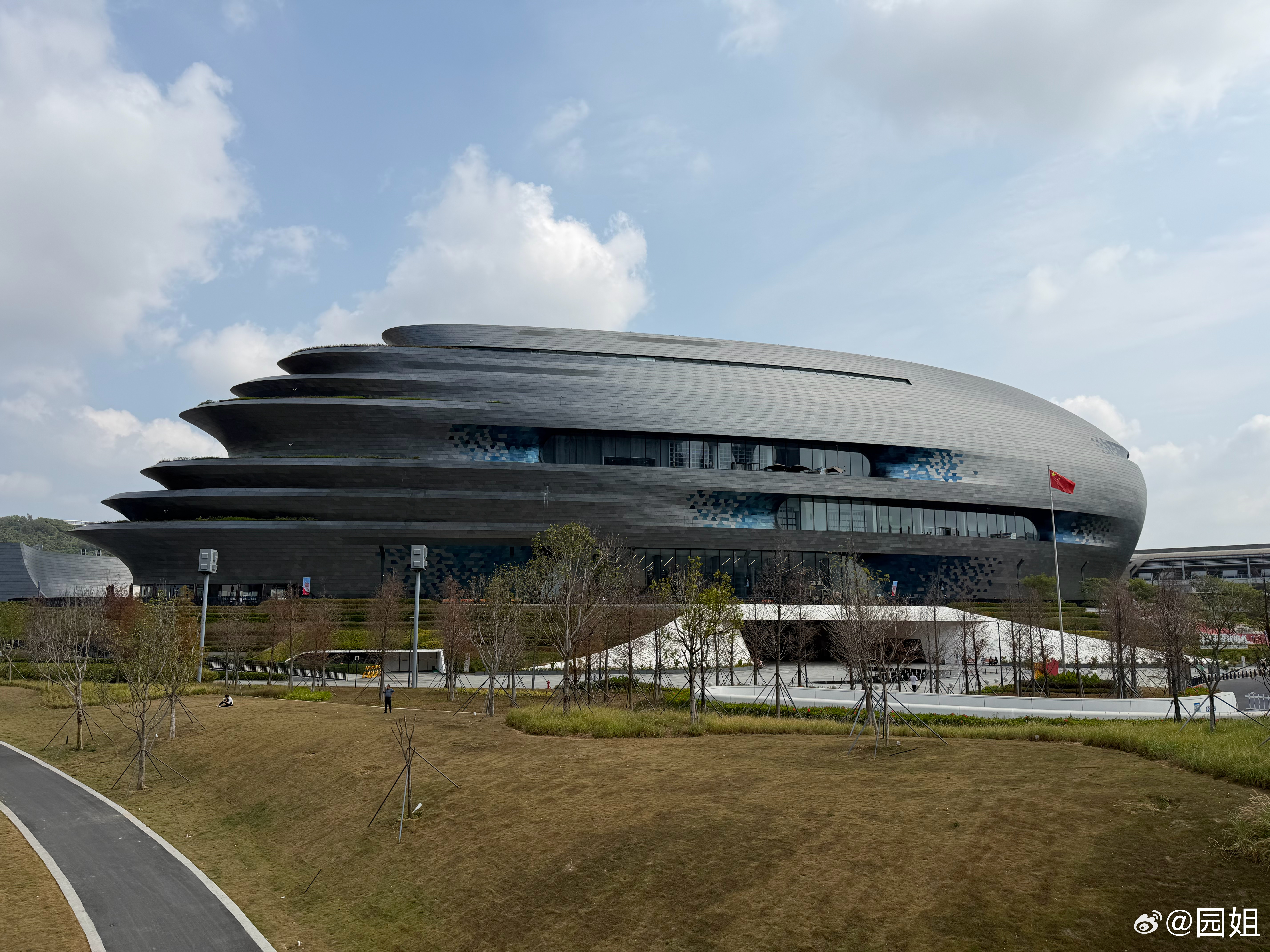 今天来深圳科技馆玩，带大宝感受下科技馆，人还挺多，车不好停，看来很多家长带孩子来