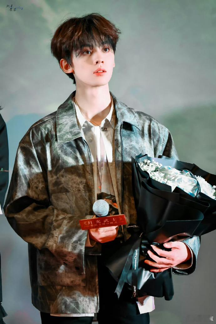 左航借少年养成的坚持，以首位登陆者身份登上微博之夜。身为全能门面，他用实力将舞台