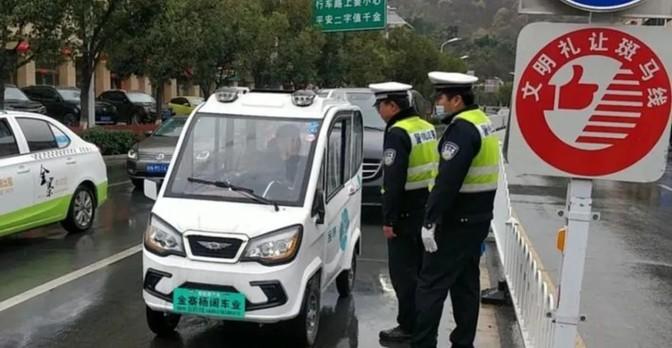老年代步车，听起来贴心，实际争议不少！操作简单是优势，但安全舒适得靠谱。工信部说