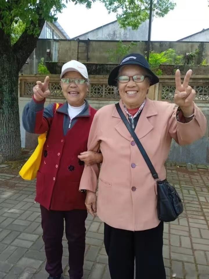 云霞小姨——邹云霞小姨从年老到年轻的几帧影像//2100字◎老屋张忠①云霞小姨7