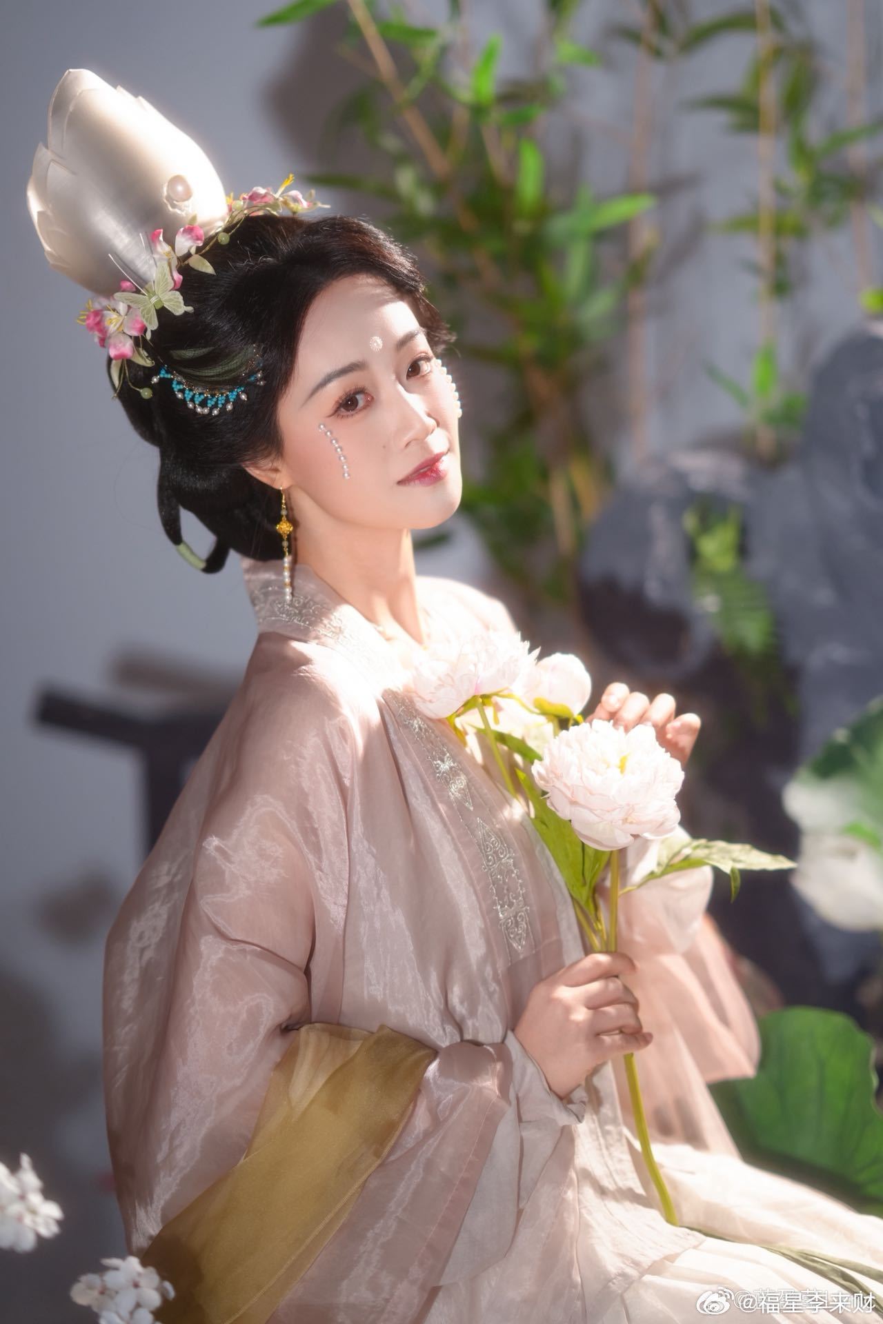 蓝盈莹宋式泪妆美哭了 蓝盈莹真的太适合宋式妆造了！泪妆+珍珠点缀清雅又高级，既有