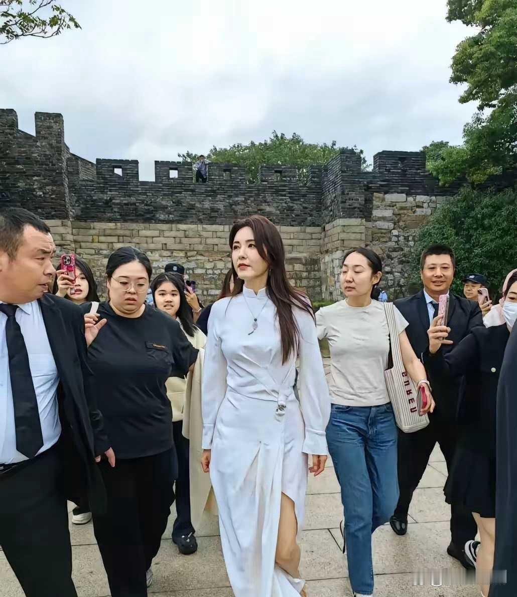 曾黎这么漂亮吗？这高个子，真是压过了身边的男工作人员 