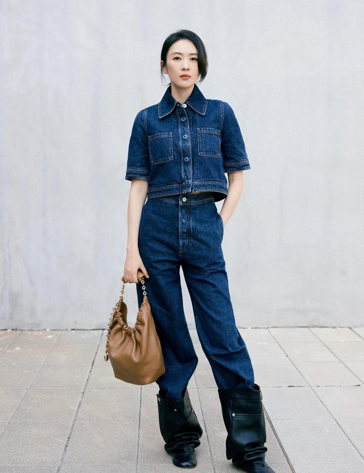 被童瑶的牛仔套装狠狠种草了！
短款牛仔上衣+高腰阔腿牛仔裤，显高显瘦又利落
搭配