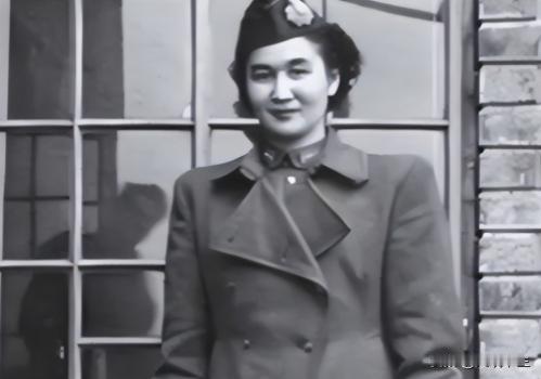 1940年，地下党康乃尔正在茶楼玩牌，一军统美女突然拍了拍他的肩膀，使了个眼色说