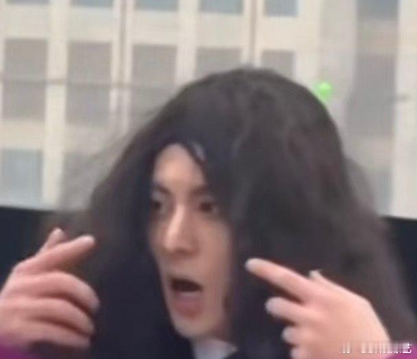 你跟我说这是王鹤棣 谁能把大波浪和王鹤棣联系起来！身穿紫衣的他造型颠覆想象，嫌弃