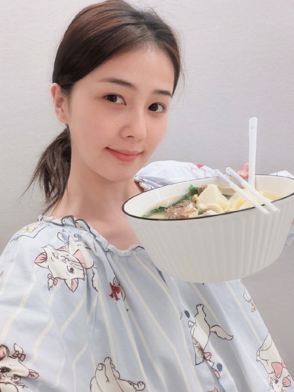 白鹿做饭不是有手就行吗 白鹿素颜晒自己做的饭，豆腐还放多了！白鹿做的饭豆腐放多了