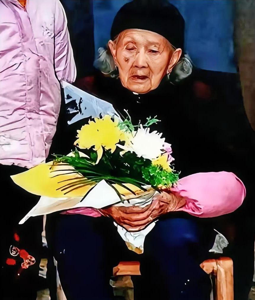 7子参军全“阵亡”，58岁母亲哭瞎双眼，1949年门外突然传来熟悉的声音，一声“