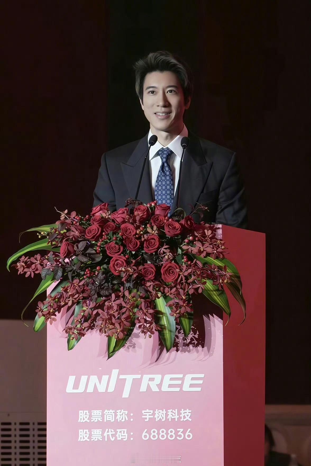 王力宏称宇树团队通宵改代码救场在宇树科技科创板上市答谢宴上，王力宏作为特邀嘉宾登