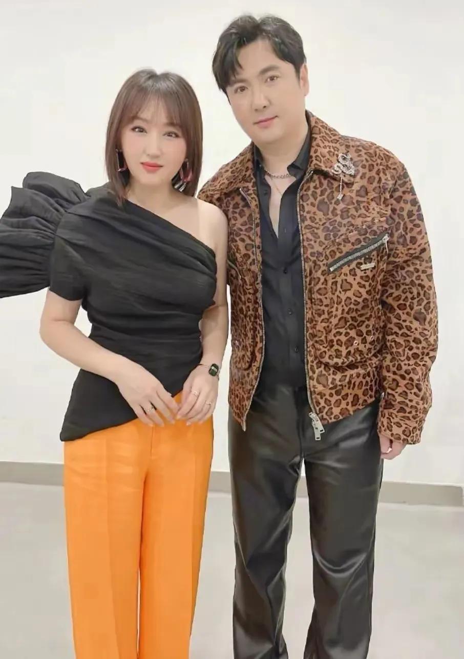 豹纹外套搭配皮裤，杨钰莹都没有这个男人会穿！这位男士又白又胖，再瘦一点就成小鲜肉