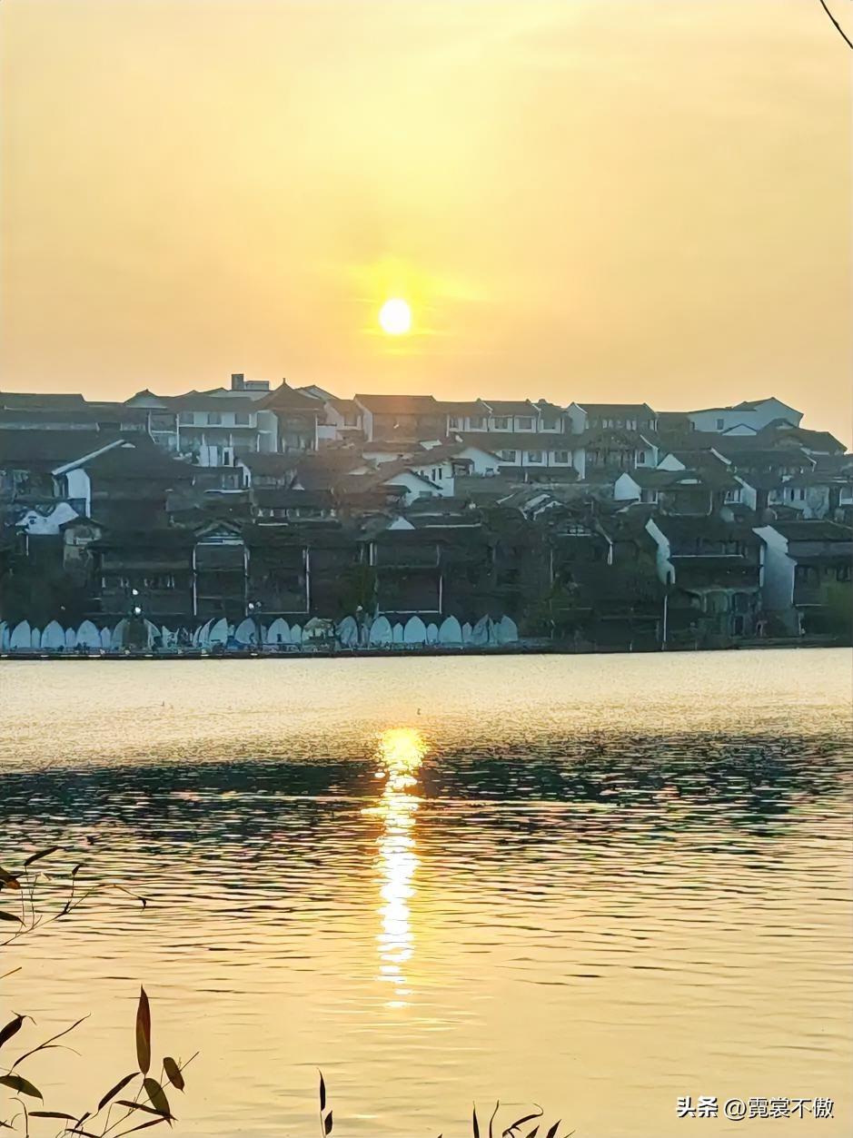 天上有个太阳，水中有个太阳