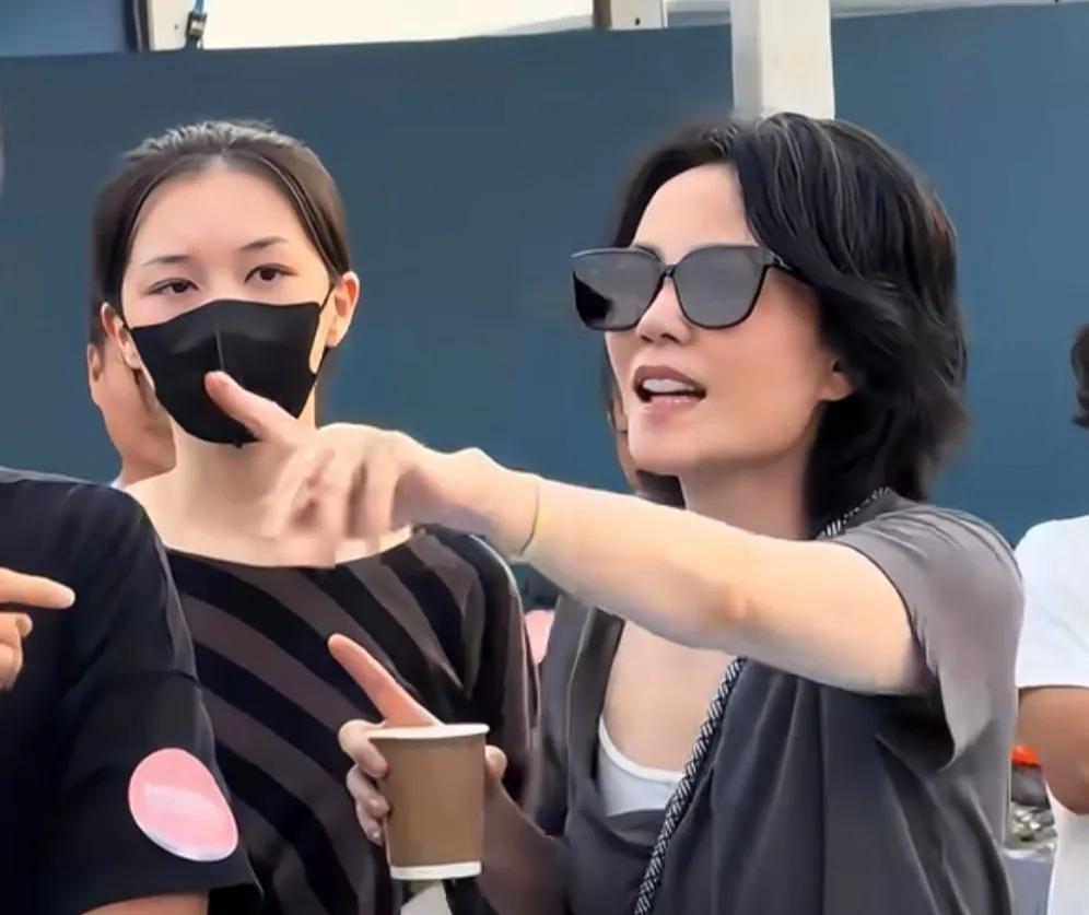 为什么李嫣总是戴口罩？原因很简单，不是因为疤痕见不得人，也不是怕被人打扰，而是因