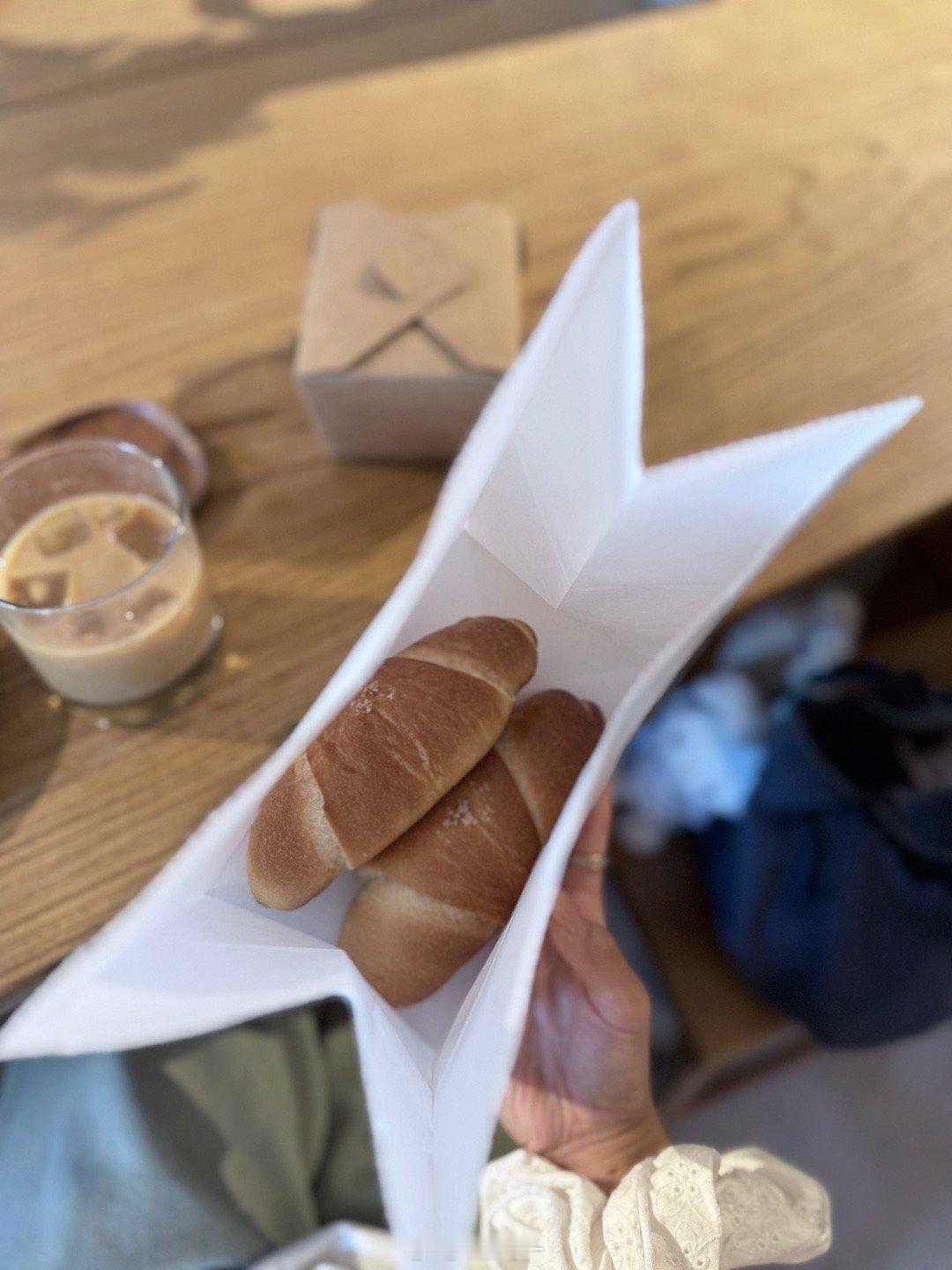 之前一直起不来去的面包店🥨终于吃到心心念念的salted bread ​​​