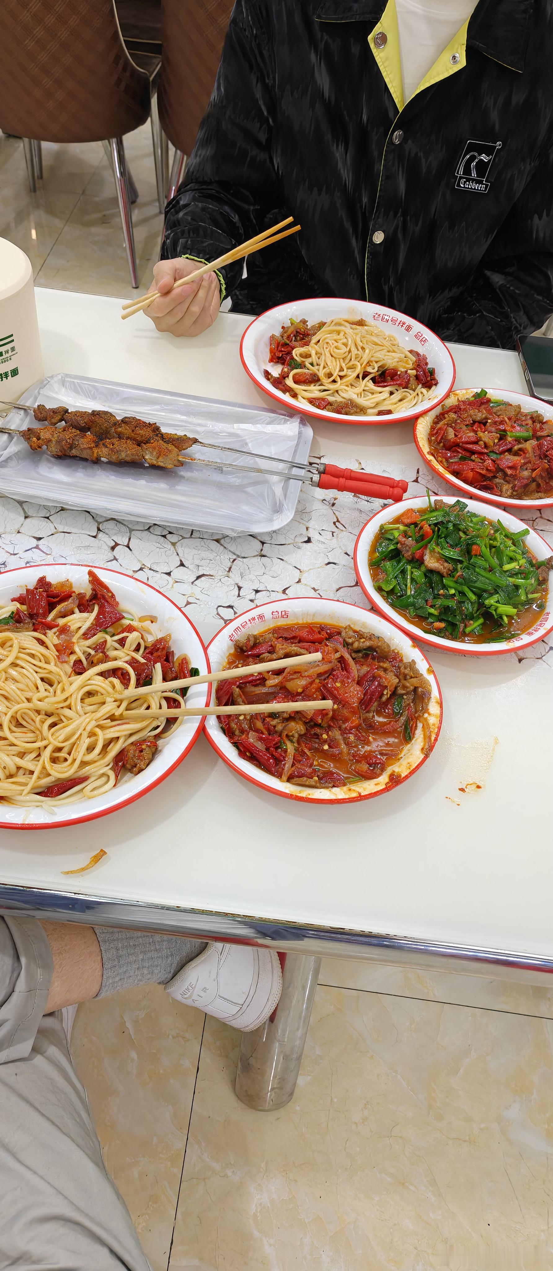 在新疆吃拌面，两个人要三个面，两个串儿，再加三个面，这是标准化流程 