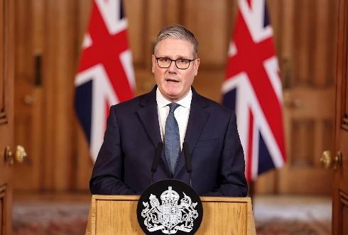 太尴尬了！英国首相不敢帮助特朗普的原因曝光了。
刚刚，美国媒体彭博社刊文分析认为