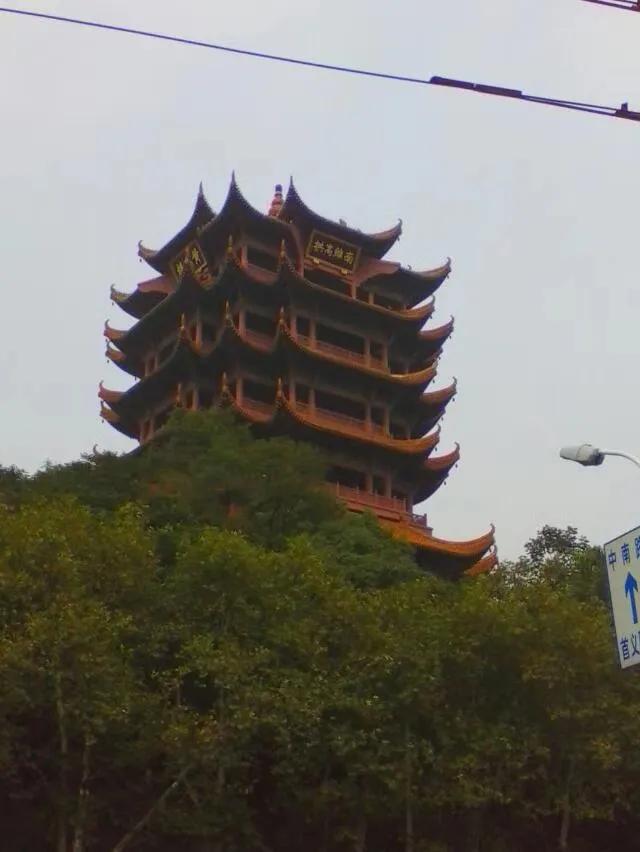 ◆鹧鸪天·贺黄鹤楼重建四十周年

当代·黄永强

劫后重生四十春，摩星接汉势嶙峋