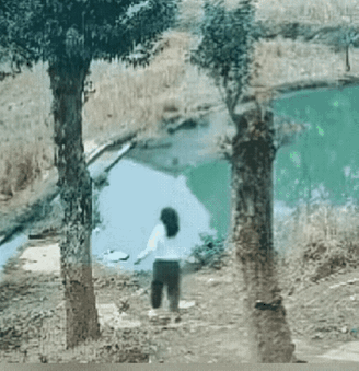 应该让她呛晕了再捞上来，让她感受一下死亡的滋味[捂脸][捂脸]
