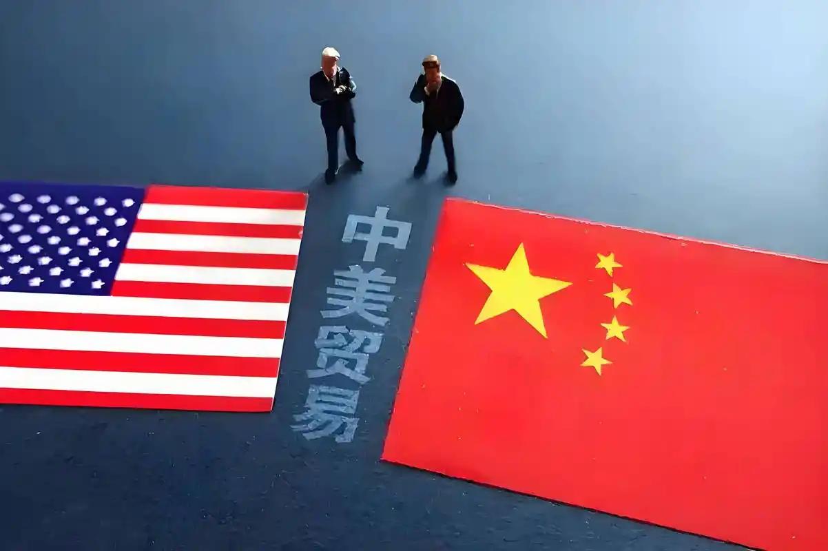 关税大棒挥了几年，中国对美出口确实降了，但全球出口顺差却破了万亿！对美份额重回W
