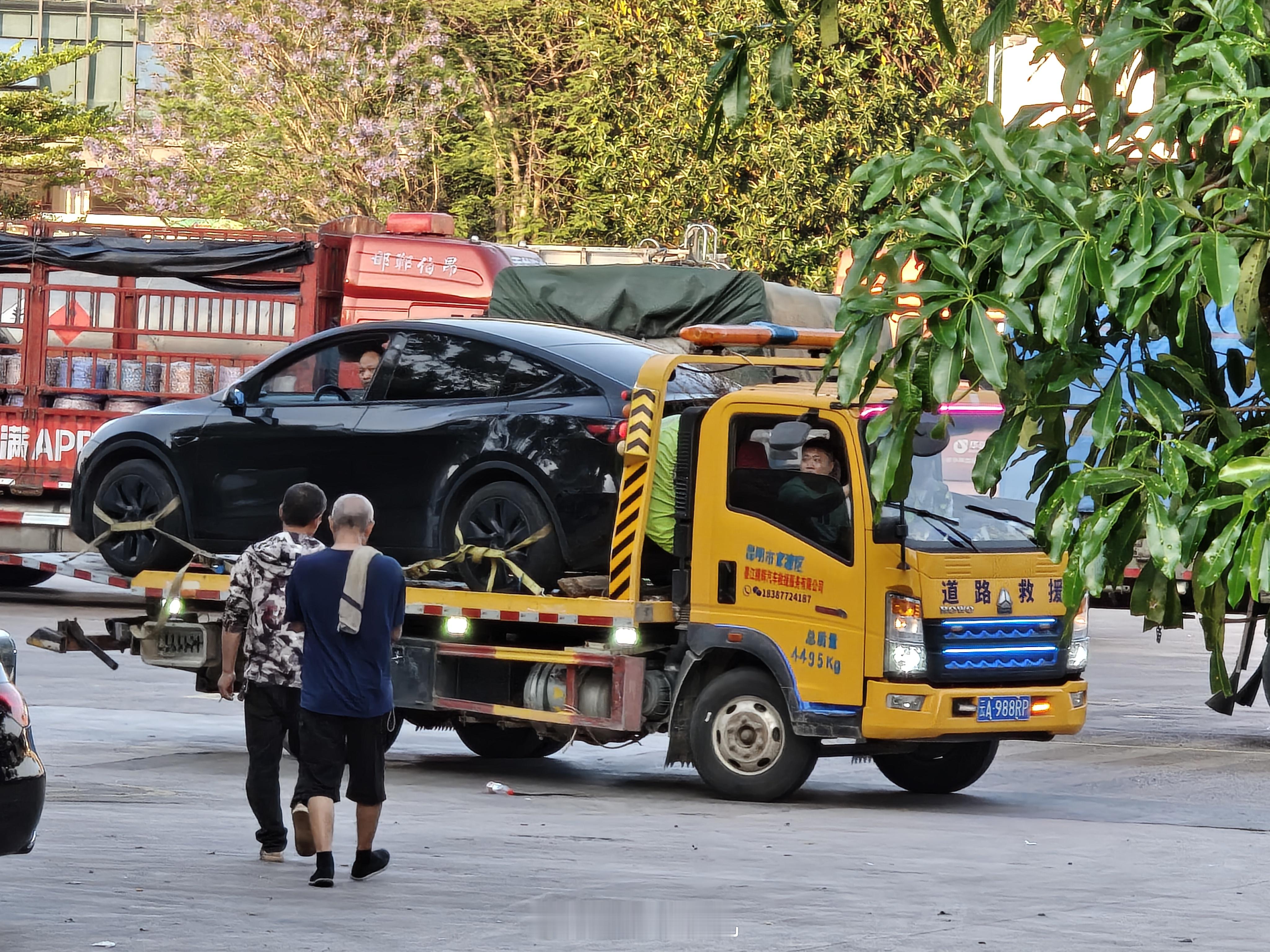 哎呀，打车来服务区充电！太不小心了吧！ 普洱