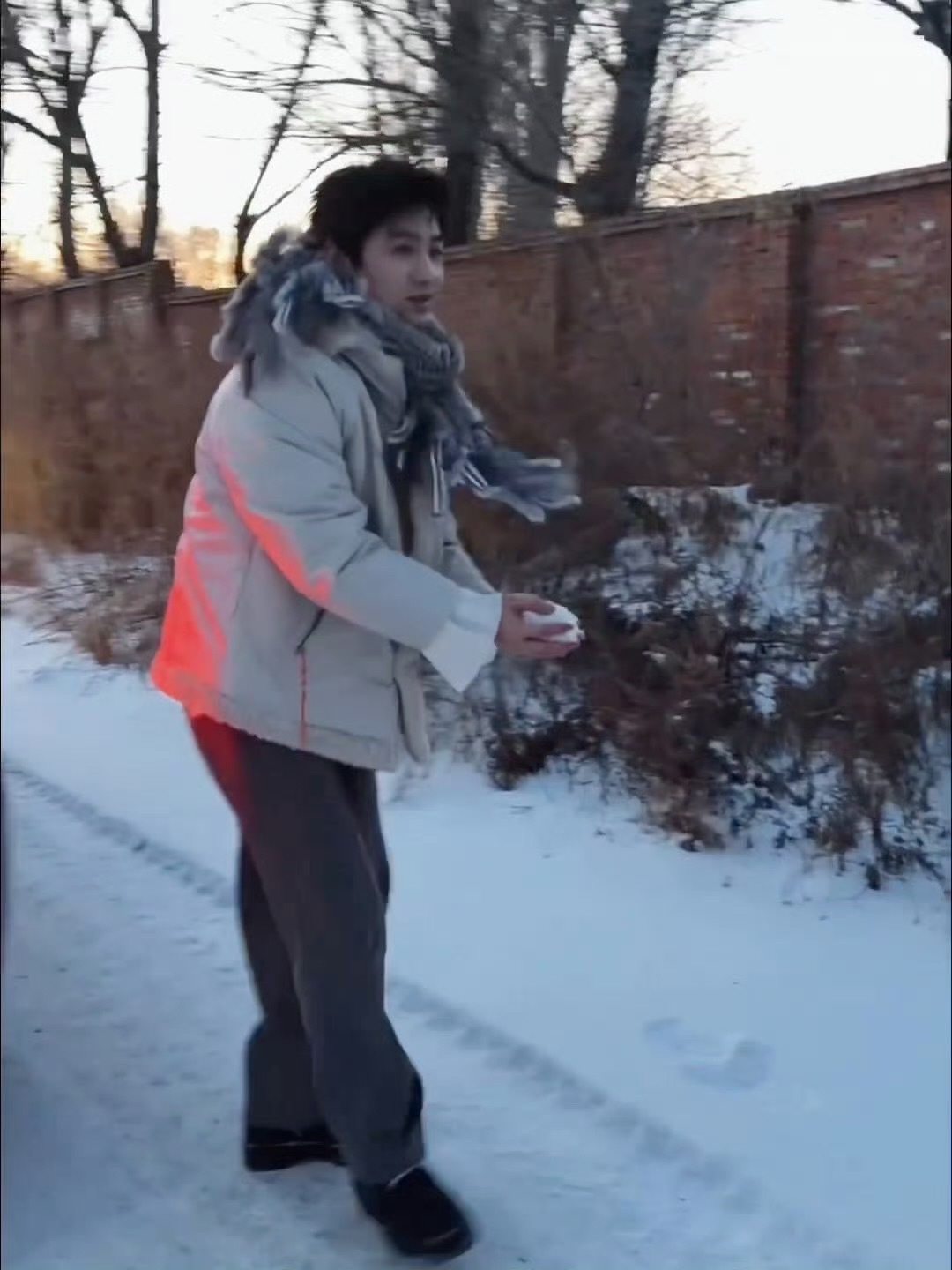 白敬亭撒雪名场面白敬亭手动撒学出片 神图真相曝光！白敬亭原来是手动撒雪拍大片❄️