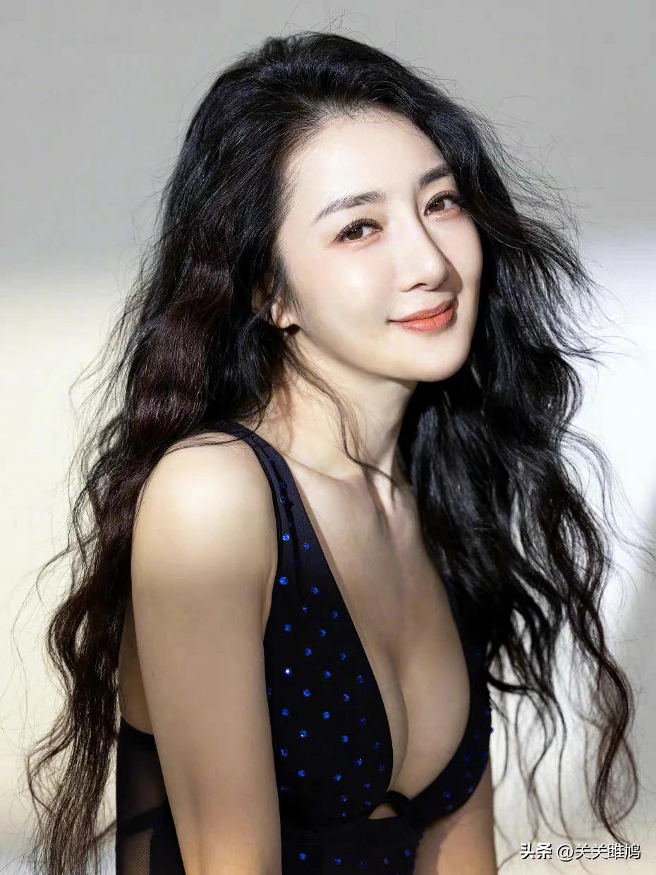 李依晓生活照，演技一直深入人心！
气质典雅高贵，古装第一美人，长相甜美，身材超好