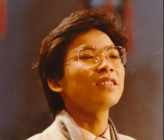 1984年，歌手张明敏得知我国举办亚运会的经费，还差了6亿的缺口时。毅然决然的卖