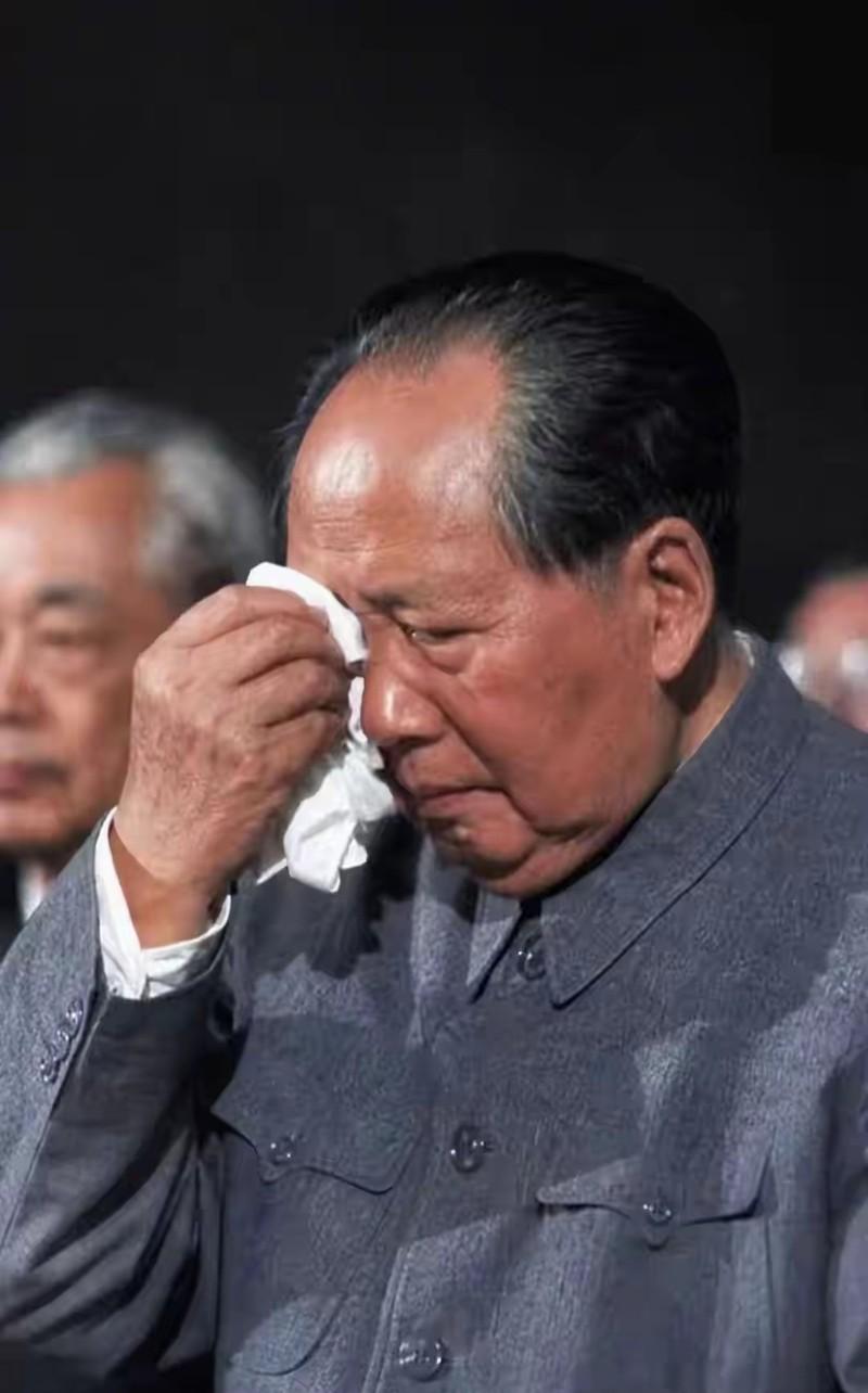 1950年夏，淮河发大水。毛泽东看到紧急电报，里面写着：“有些灾民因躲避洪水不及