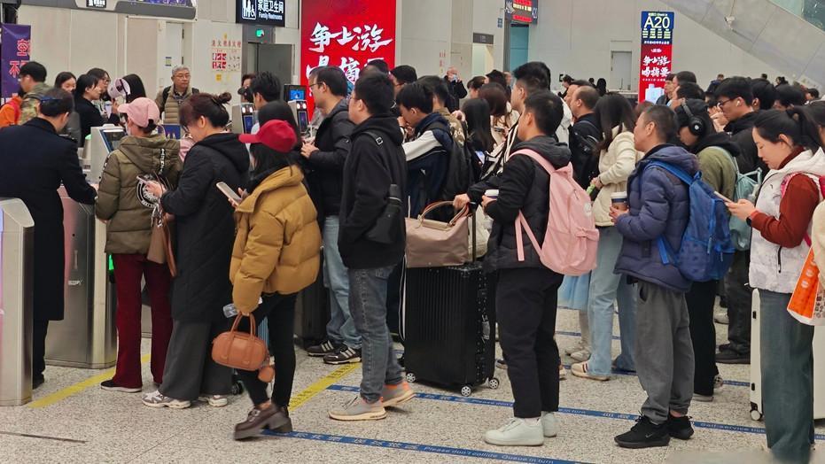 2026年元旦假期采用“请3休8”的拼假策略，实现了连续休假长达8天的目标。这一