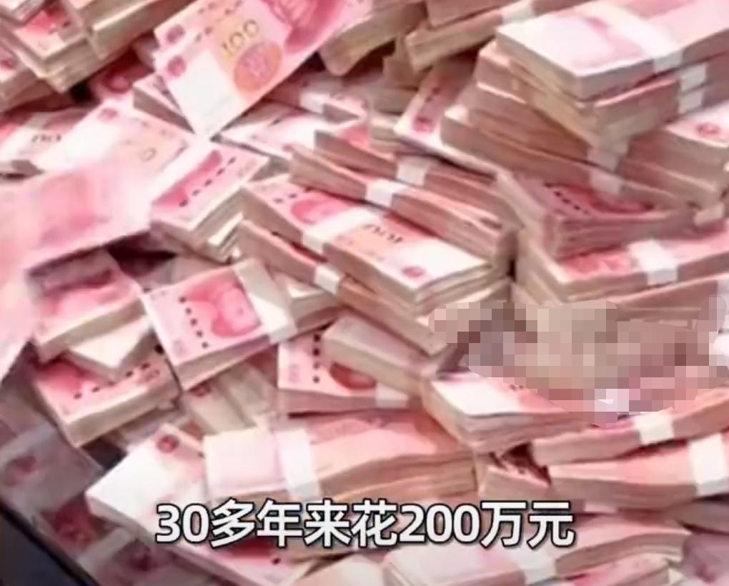 谁也没想到，河南一位普通的水果店老板娘，靠起早贪黑摆摊开店，三十年默默捐出200