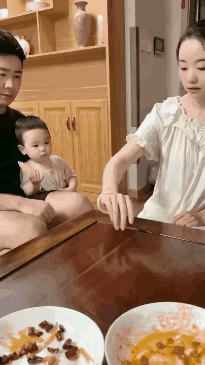 媳妇：猜错反正就去洗碗吧！
老公：好主意，没问题。
媳妇：啪，手镯干碎了。
老公