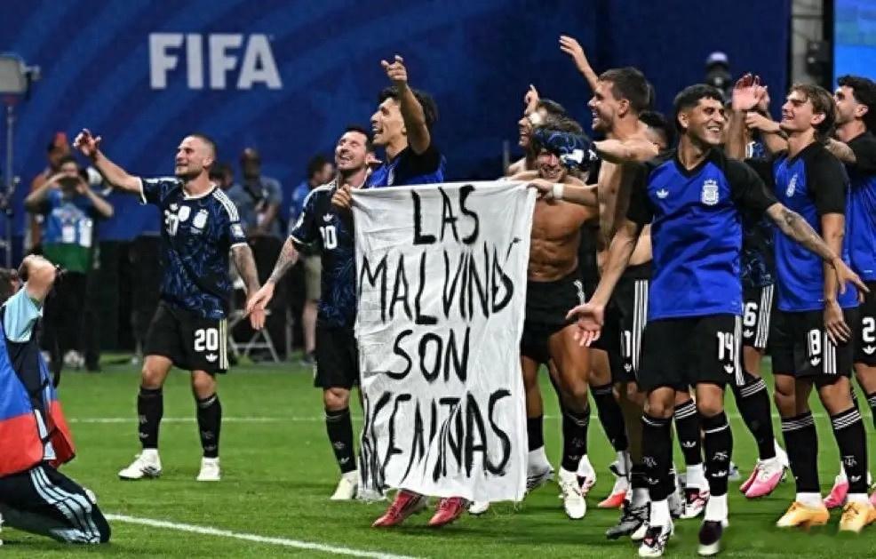 阿根廷或遭罚阿根廷球员举马岛横幅或遭FIFA处罚阿根廷在逆转英格兰后，球员集体展