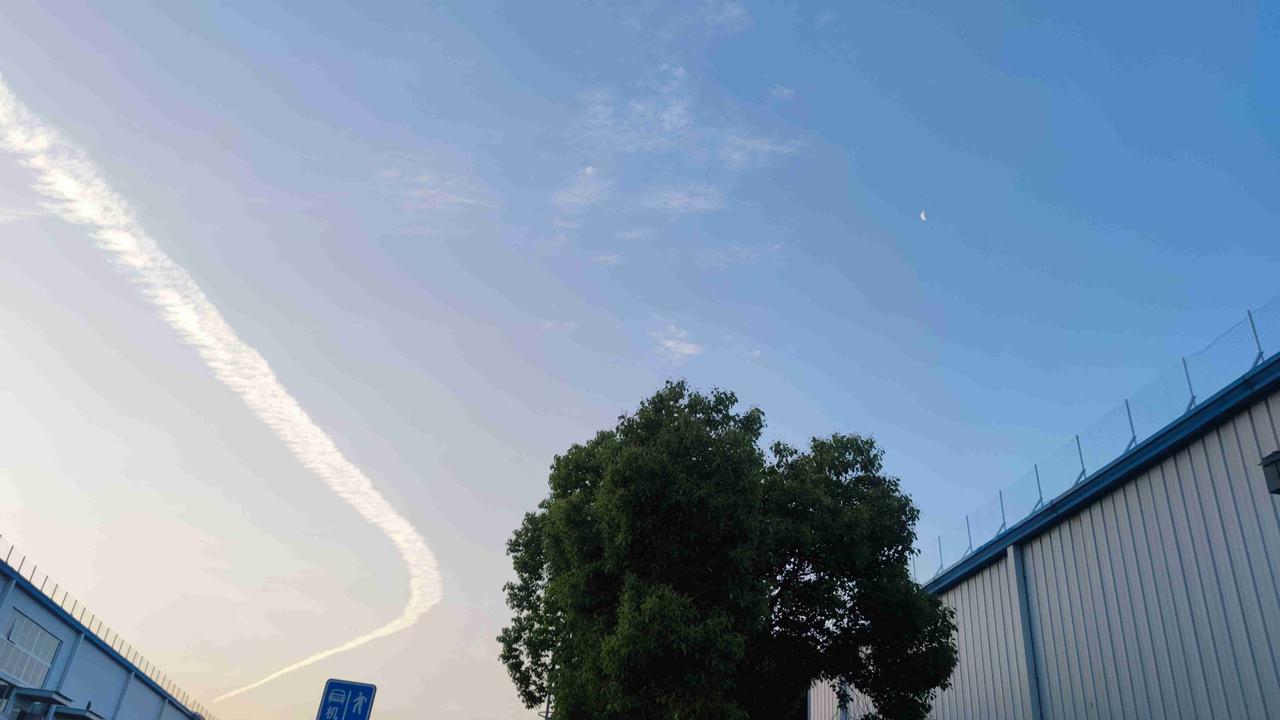 带定位晒今日生活 今日状态拉满，浑身充满干劲！老天爷也相当给面子，大晴天格外明朗