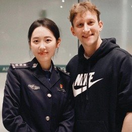 埃文凯尔已启程回美国埃文凯尔大年初一回美国了，再次偶遇美女警察 机场透露还会再来